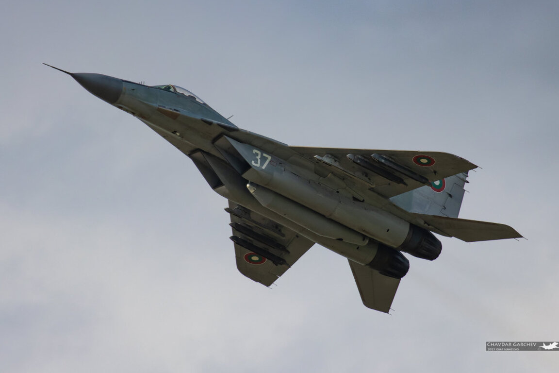 Първи полет на Ф16 с българските знаци в нашето небе