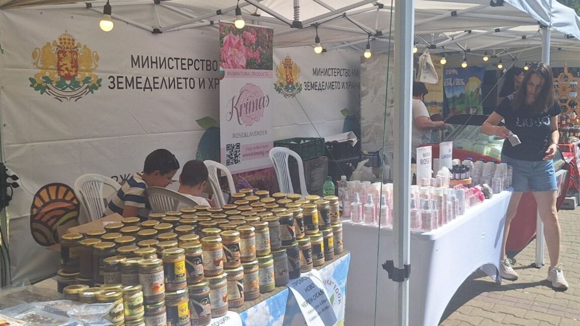Фермерско изложение с местни продукти започна в градската градина на Кърджали