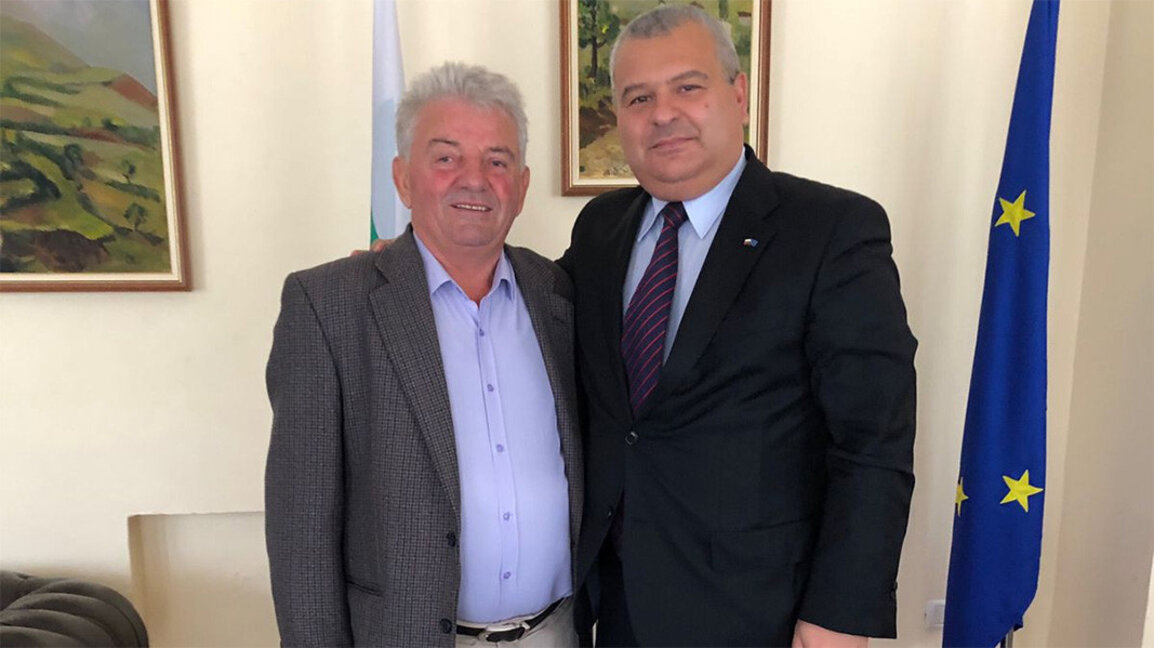 Kryetari i "Shoqatës për Identitetin Bullgar" Besim Muça (majtas) dhe ambasadori i Bullgarisë në Tiranë Ivajllo Kirov