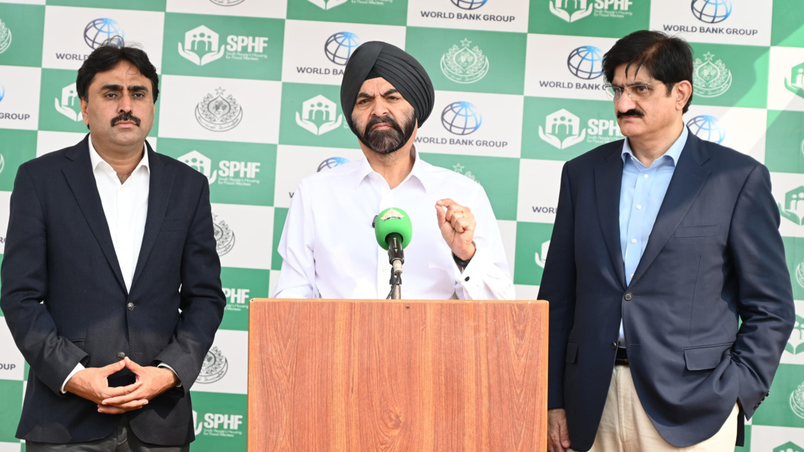 Президентът на Световната банка Аджай Банга (в средата)