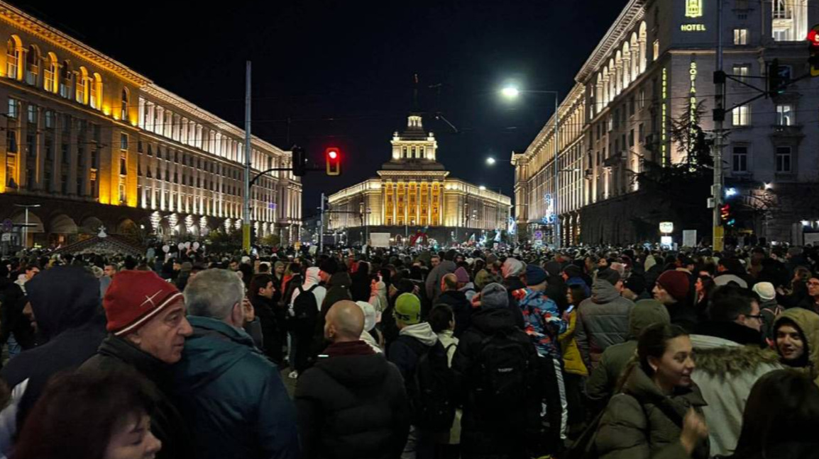 Хиляди на протест в София и големите градове на страната