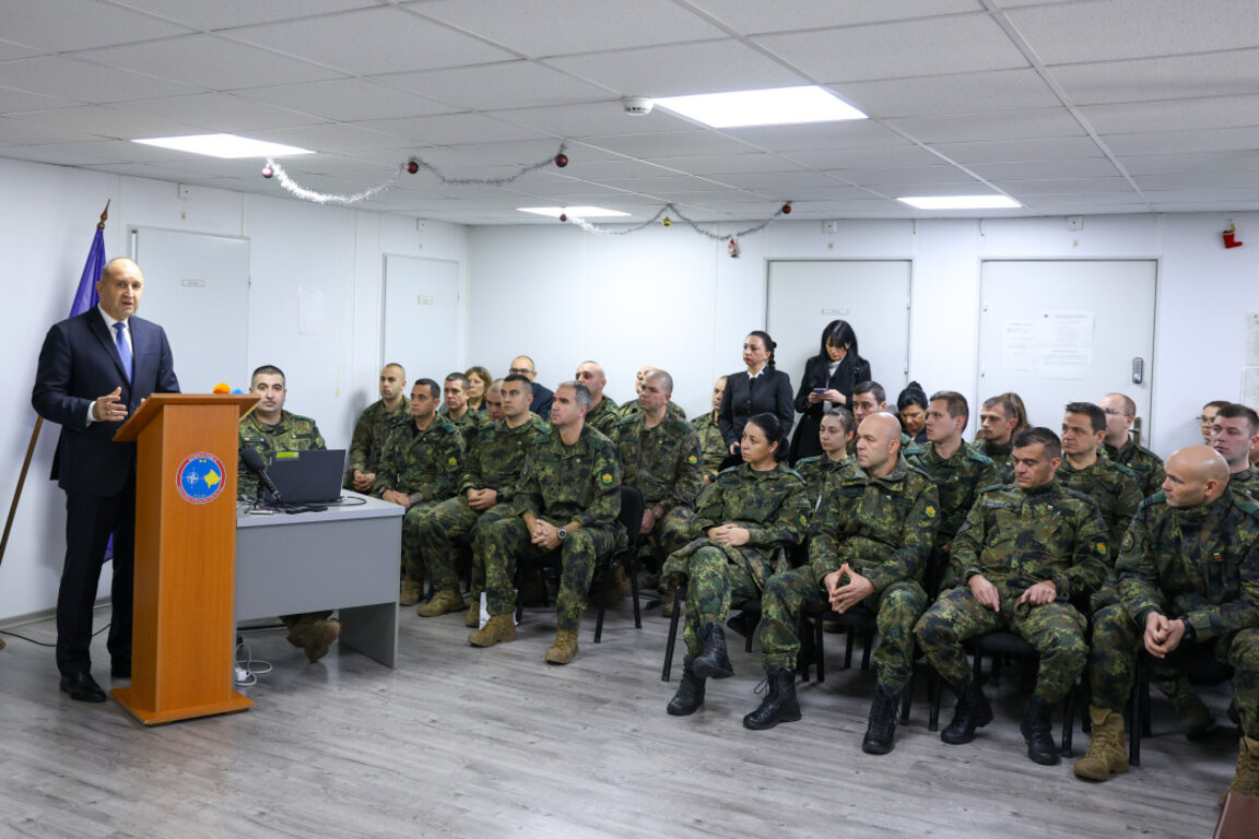 Президентът връчи почетен знак на българския контингент в KFOR