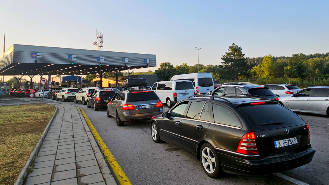 Trafiku në pikat kufitare “Kapitan Andreevo” dhe “Kallotina” është i rënduar