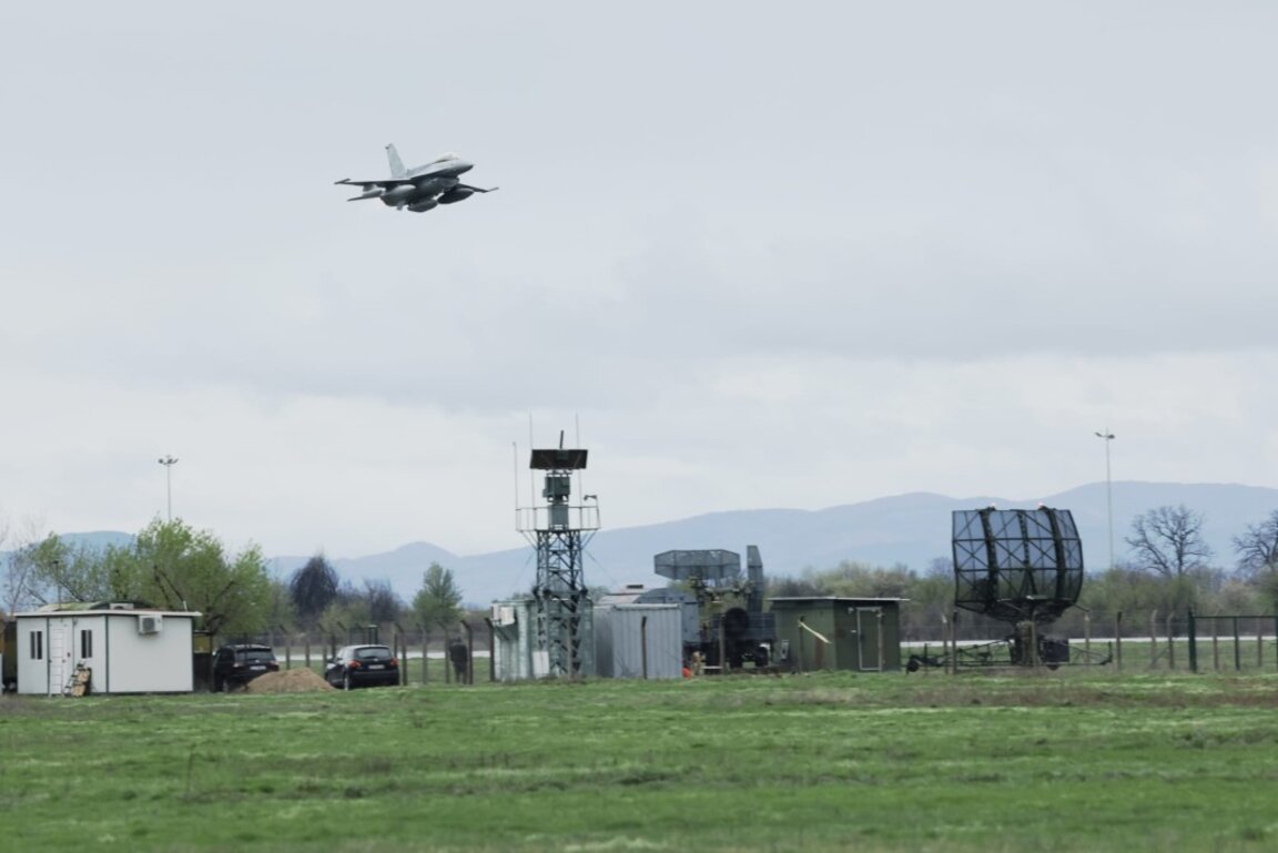 Първият български F-16 кацна в авиобазата в Граф Игнатиево