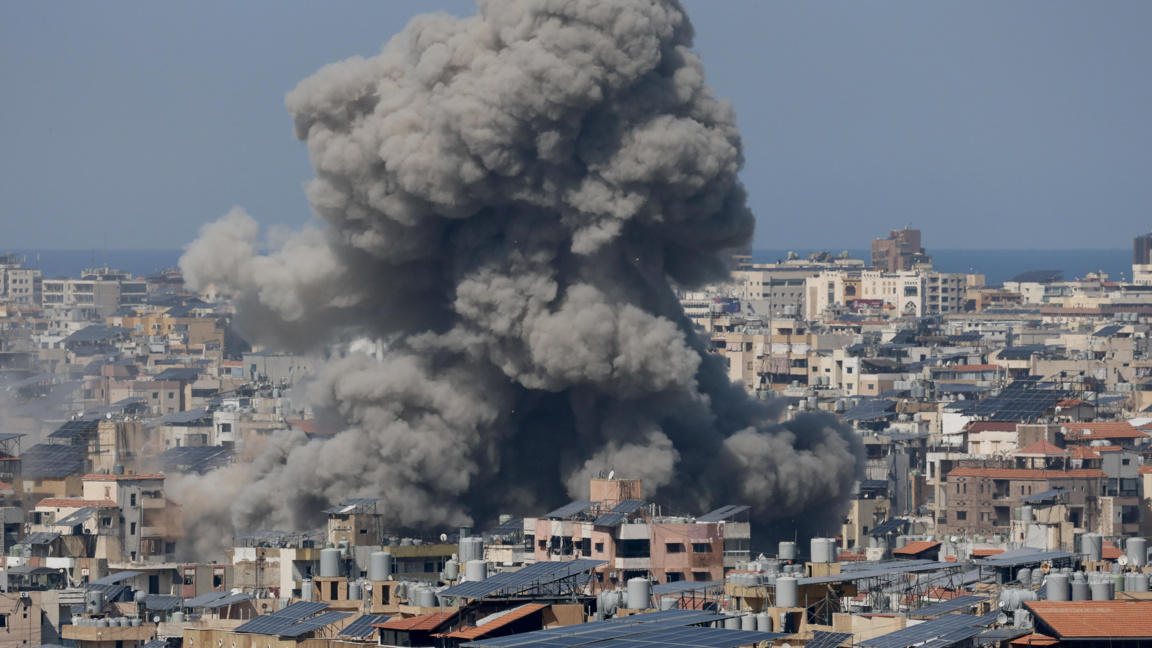 Дим се издига след израелски въздушен удар в южните предградия на Бейрут, 11 март 2026 г.