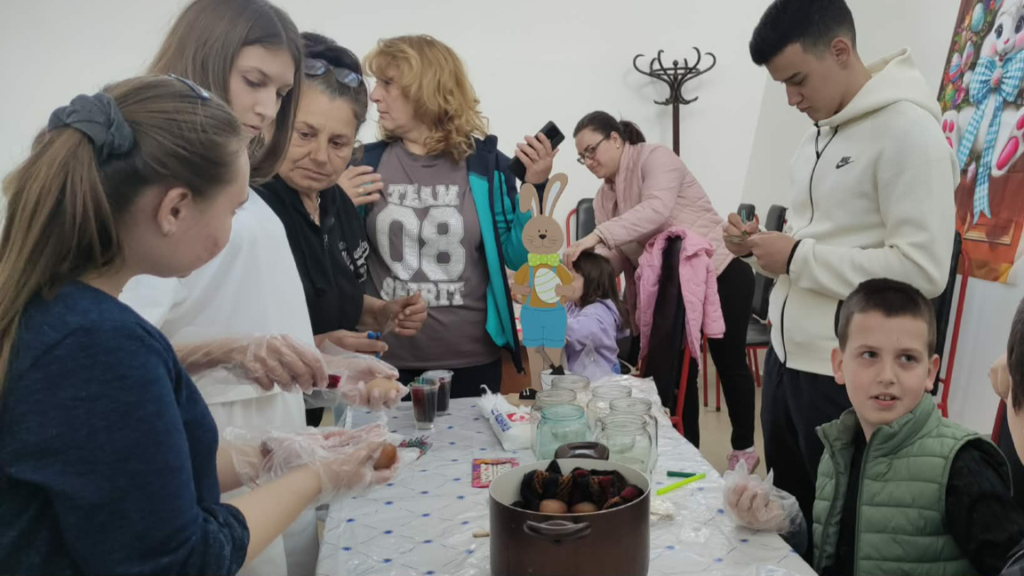 Децата в Ясен шареха яйца