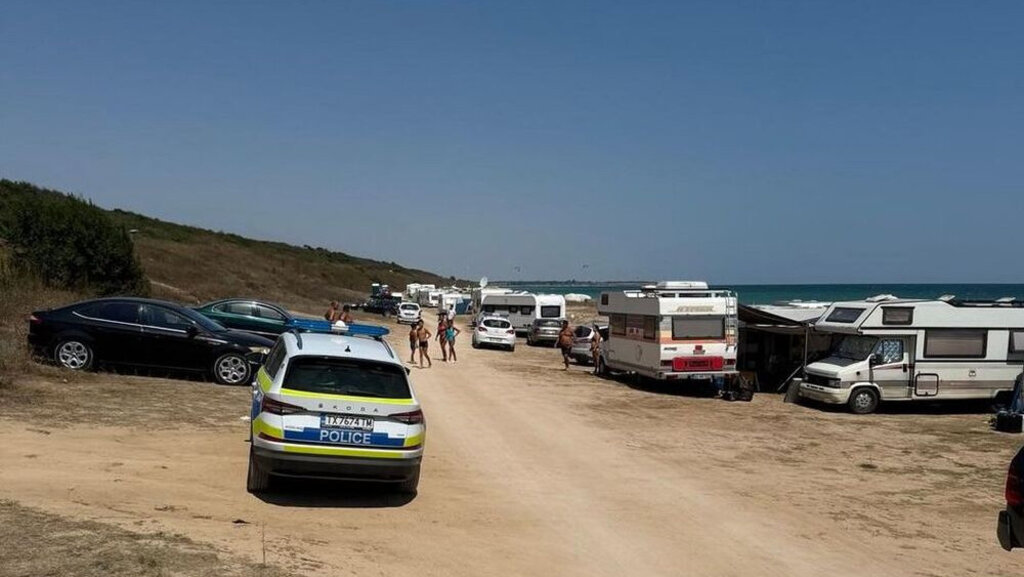 Peste 90% dintre amenzile pentru parcare pe plajele de la mare sunt pentru turiști români