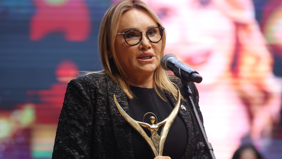 Элка Рускова с наградой "Болгарка года"