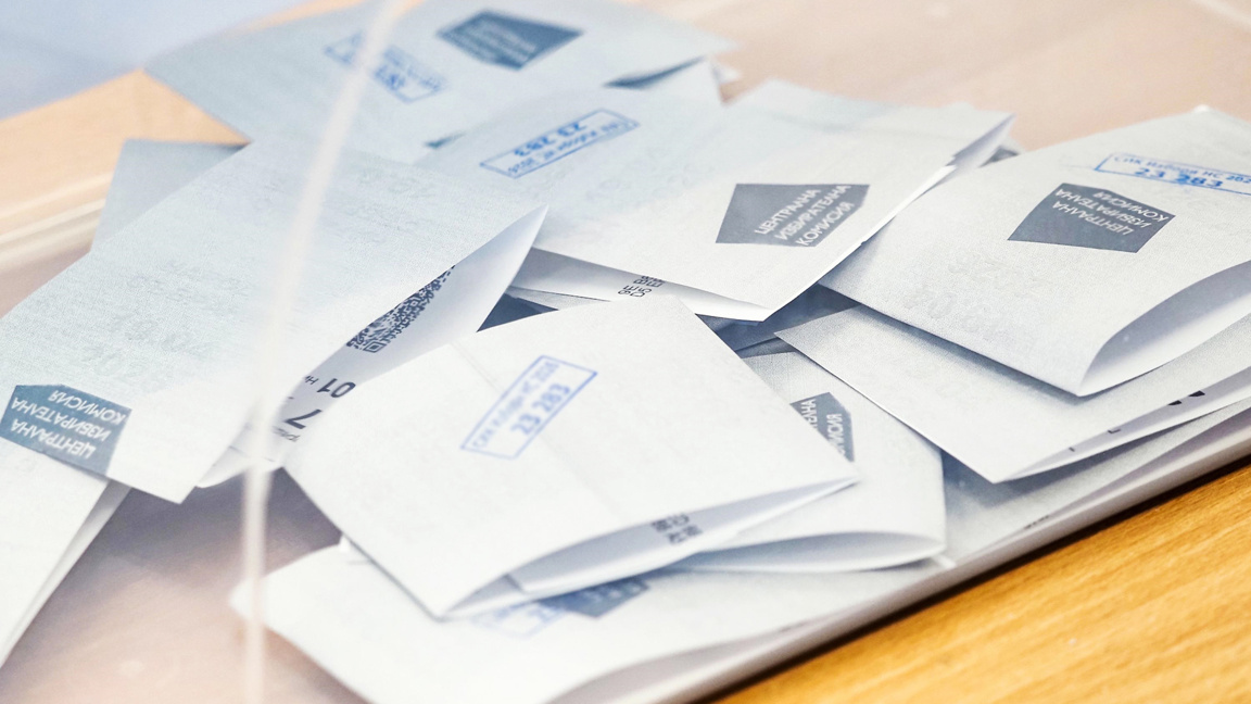 Market Links parallel vote count (100%): Gyurov 33.5%, Iotova 32.7%