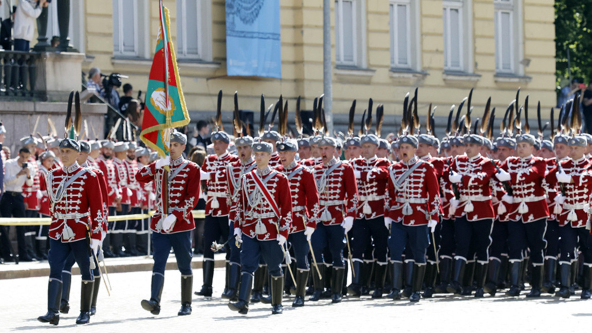 Армията отбелязва своя празник с водосвет на бойните знамена