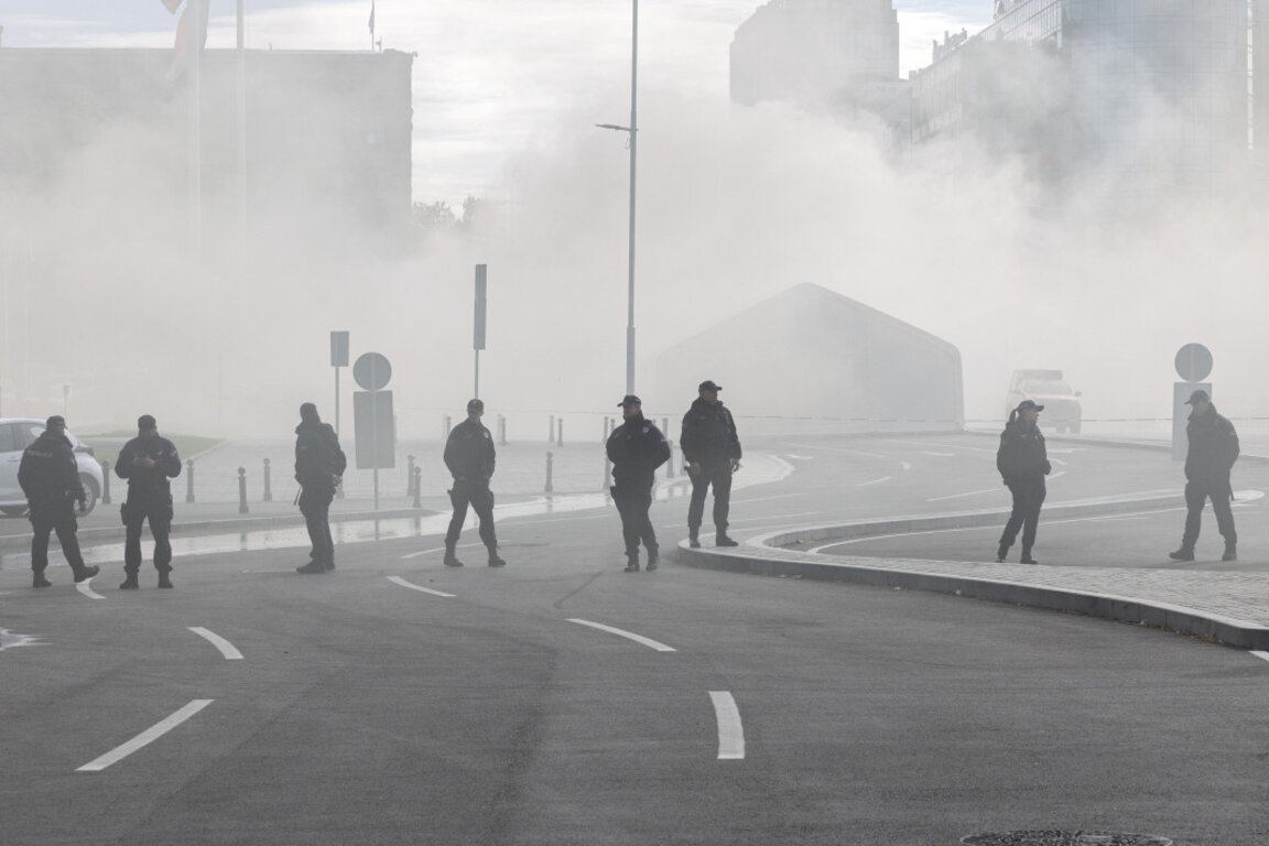 Полиция край сръбския парламент.