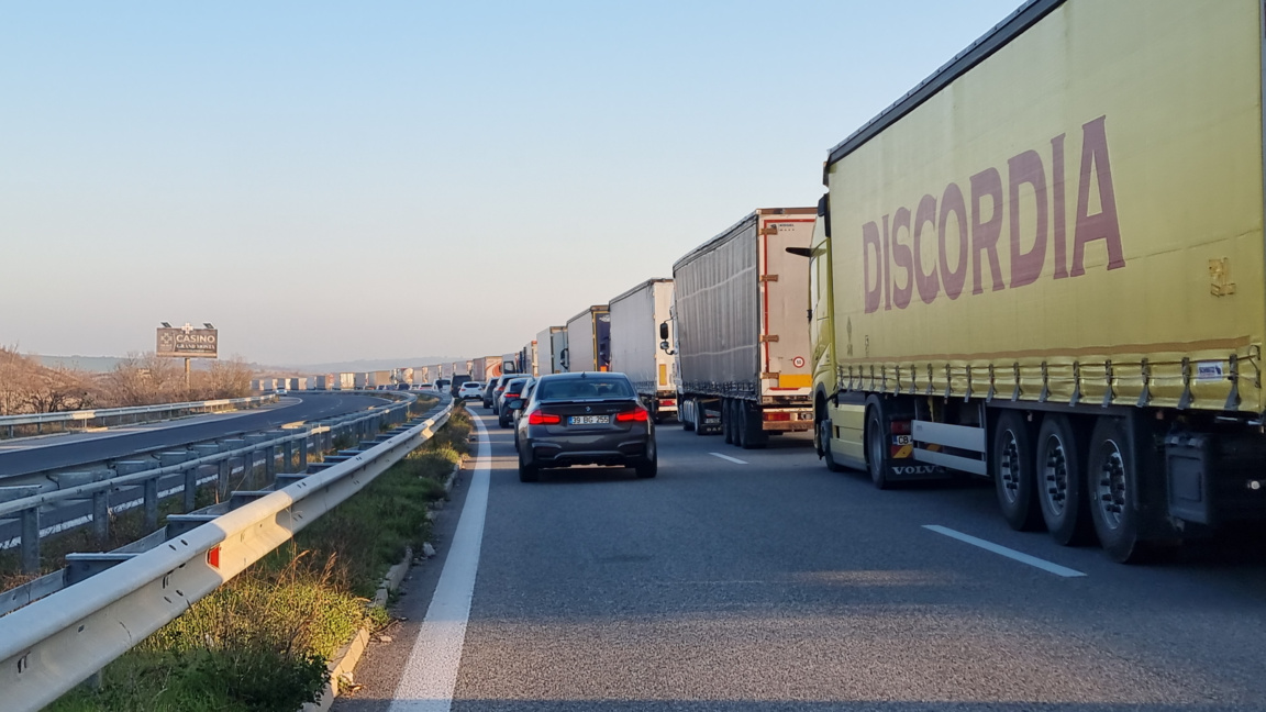 Colas de camiones siguen esperando a cruzar hacia Turquía