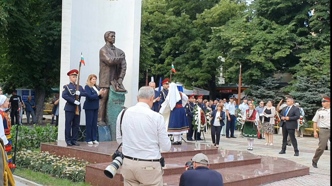 Президентът Илияна Йотова откри паметника на Левски в Търговище