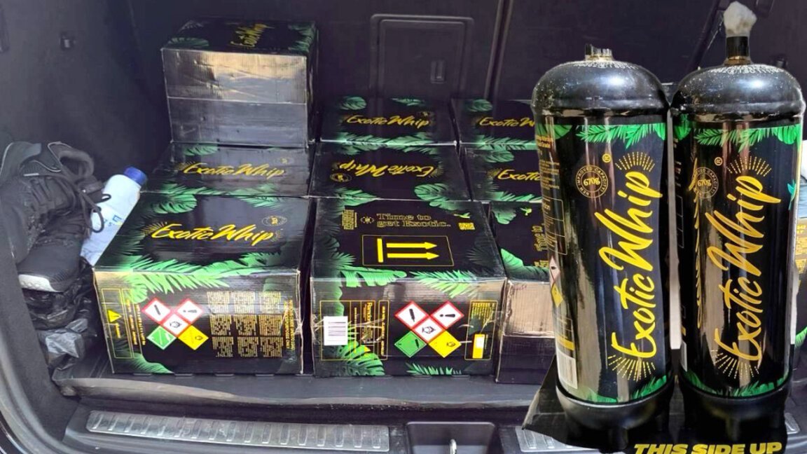 Иззеха 12 кашона с флакони райски газ при акция в Слънчев бряг