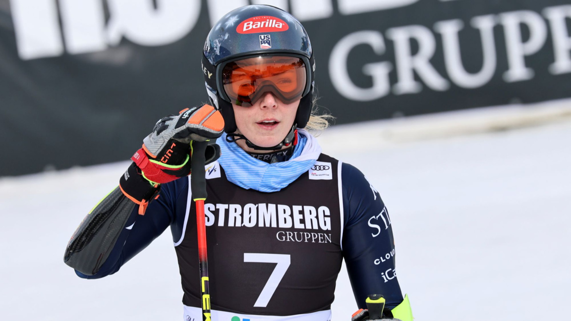 Микаела Шифрин се радва след финала.