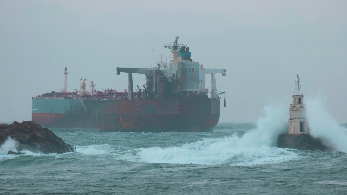 Лошото време не позволява евакуация на моряците от танкера Kairos 