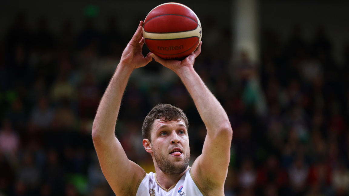 Везенков и Олимпиакос с 13-та поредна по...