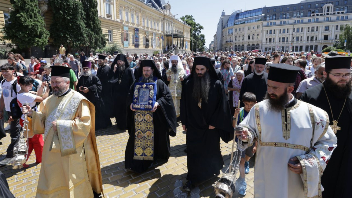 Thousands in Sofia flock to see Hawaiian Myrrh-Streaming Icon of Virgin Mary
