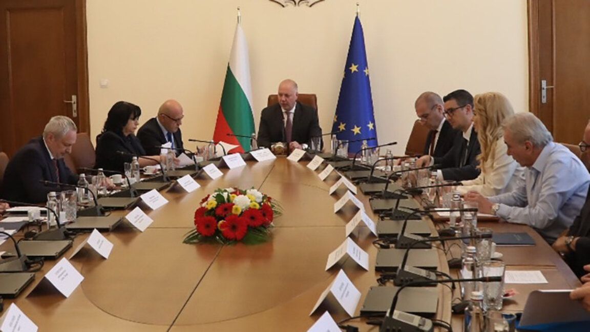 The Cabinet is insisting that Parliament adopts the amendments to the Euro Act by end of next week
