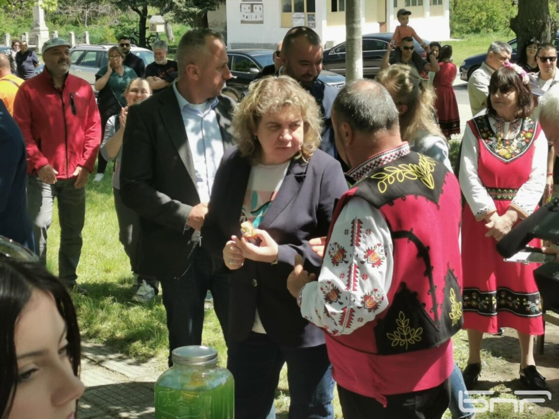 Председателят на Народното събрание Наталия Киселова откри първия фолклорен събор „Средна гора зеленее, Средногорово песен пее“