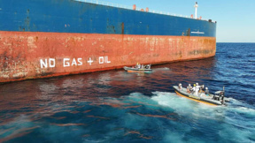 "Грийнпийс" с акция край танкера "Кайрос" в Черно море