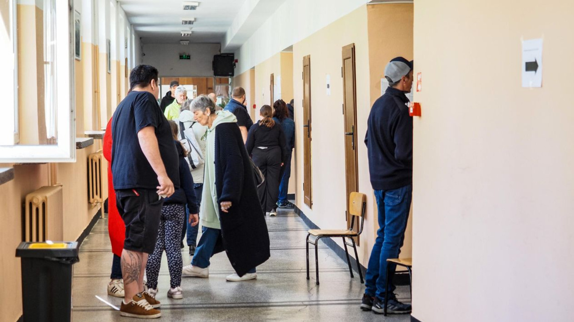Los búlgaros votan, mañana esperarán que los políticos lleguen a un acuerdo 