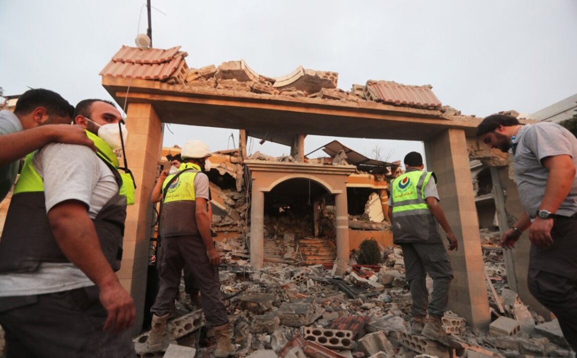 Служители на ливанската гражданска отбрана издирват оцелели сред отломките на сграда, разрушена при израелски удар в село Теир Деба, Южен Ливан, 6 ноември 2025 г