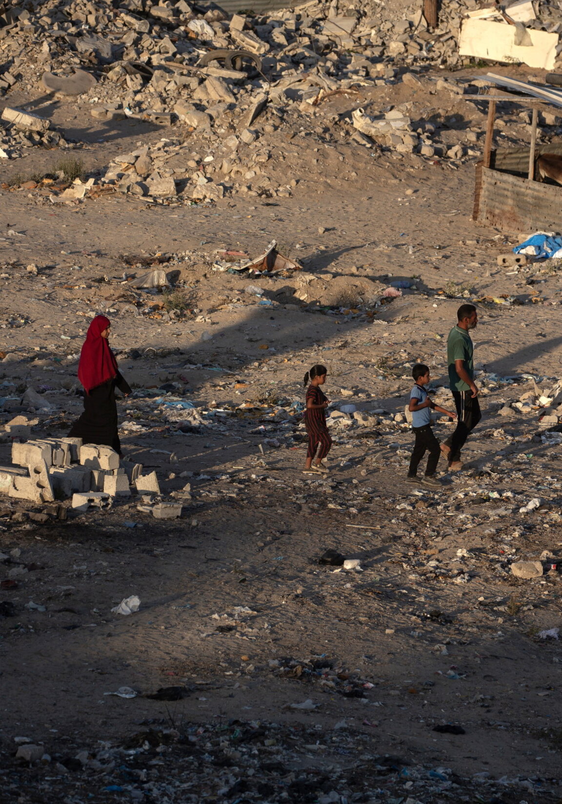 Вътрешно разселени палестинци в импровизиран лагер, построен сред развалините в Хан Юнис, южната част на Ивицата Газа, 3 август 2024 г.