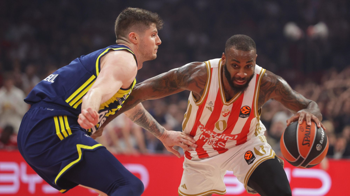 Коди Милър-Макинтайър (с топката) вече е най-добрият подавач за сезона в Евролигата.