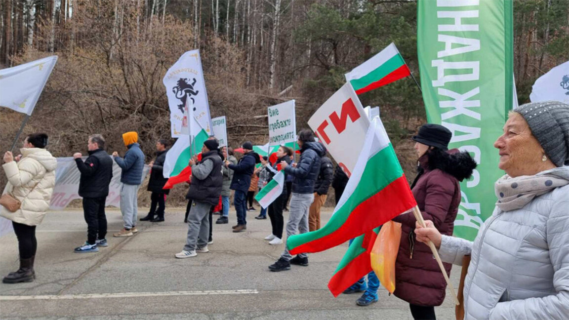 Vazrazhdane party blocks the road to Gyueshevo border checkpoint