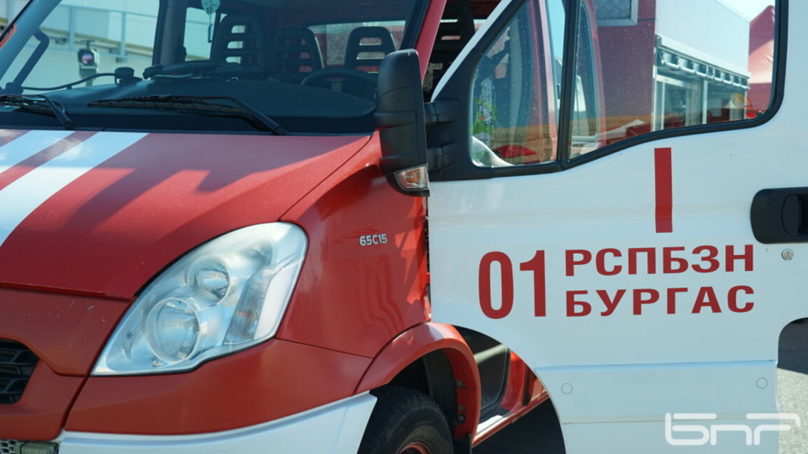 Пожар горя в административна сграда на бул. "Янко Комитов" в Бургас 