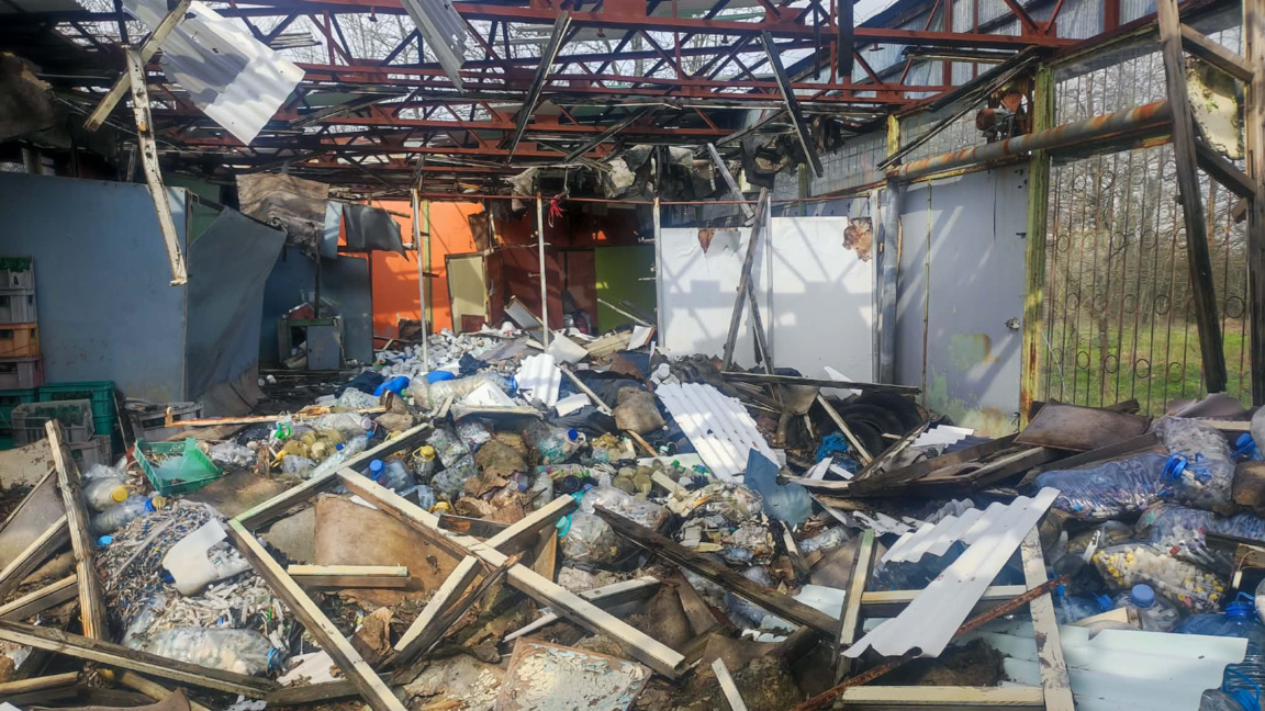 Спринцовки и банки с кръв... бивш магазин в Ямбол - склад за опасни отпадъци