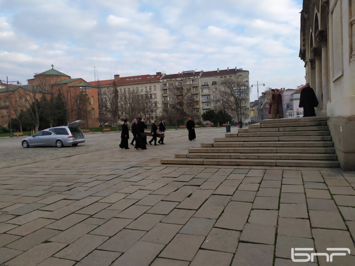 Положиха тленните останки на патриарх Неофит в катедралата "Св. Александър Невски"