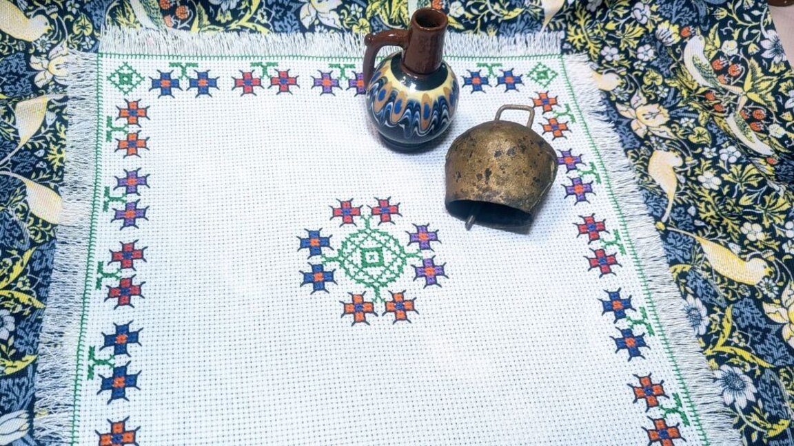 In Tokio werden bulgarische Stickmotive gestickt