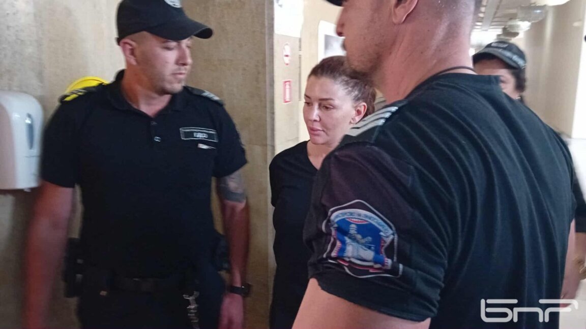 Пуснаха певицата Дебора под домашен арест