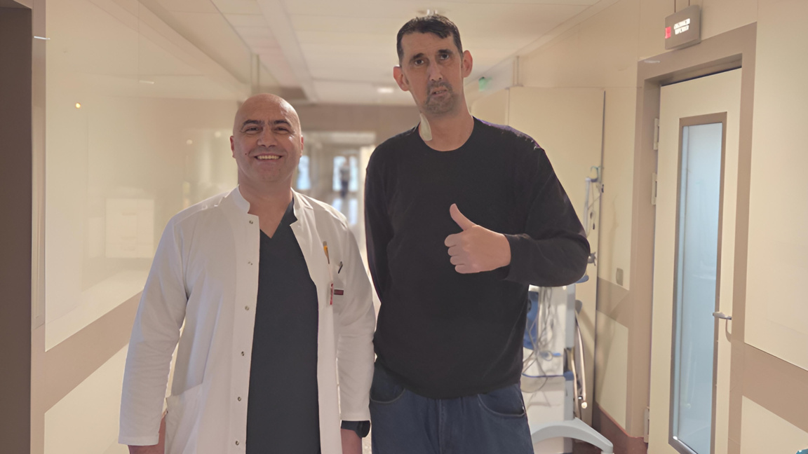 Минути преди да си тръгне от болницата – към дома, към близките си и към един по-спокоен живот. Иван Владимиров е с лекуващия си лекар д-р Веселин Георгиев и очаква брат си и семейството си от Монтана, които идват да го приберат у дома