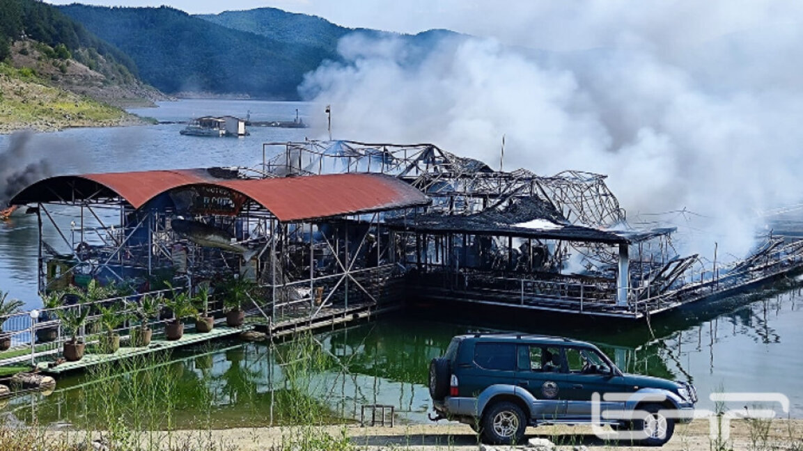 Kırcali Barajı iskelesinde bir tekne- restoran yangında kül oldu