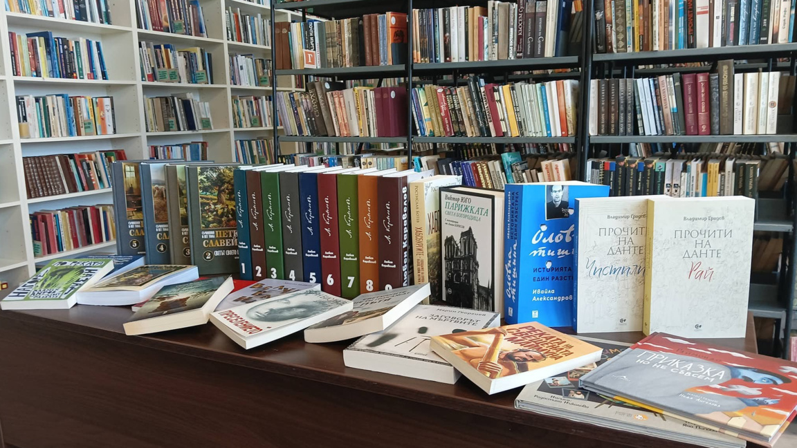 Културният министър Евтим Милошев с ценно дарение от книги за читалище в Балчик