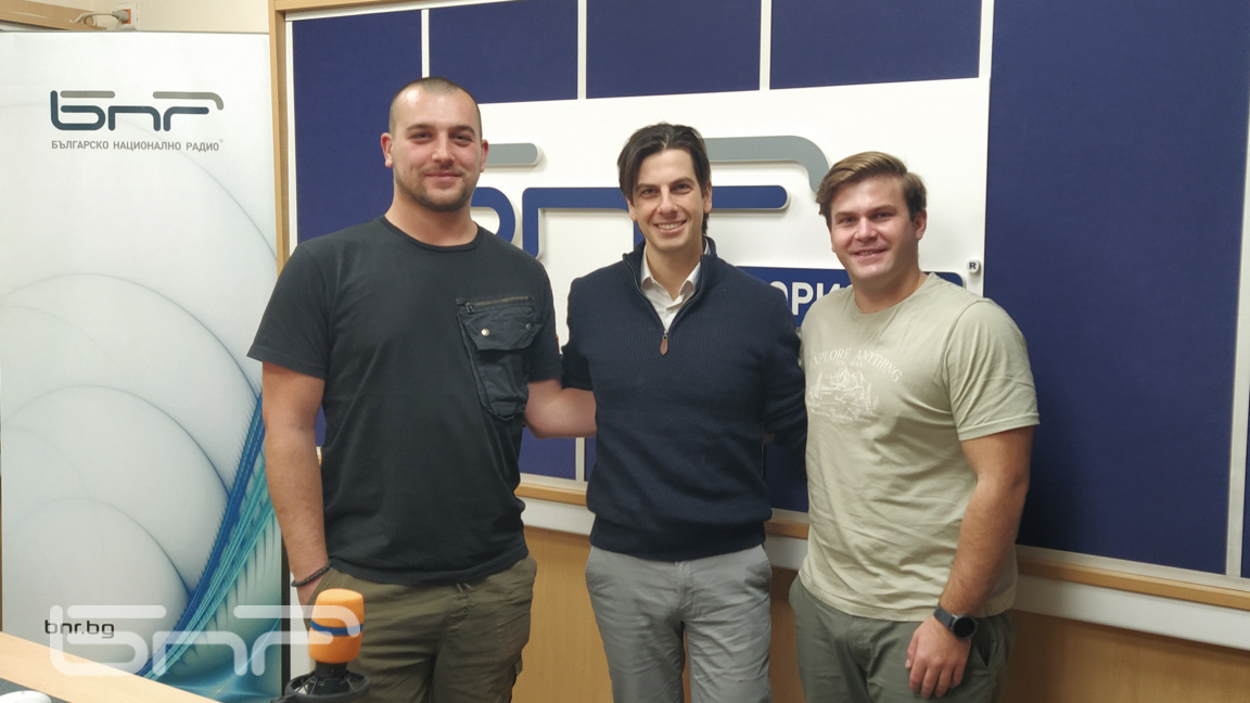 Никола, Майкъл и Денислав - част от отбора, който е участвал хакатон "Касини"