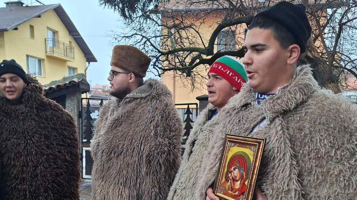 С автентични ритуали в Банско посрещнаха Рождество Христово