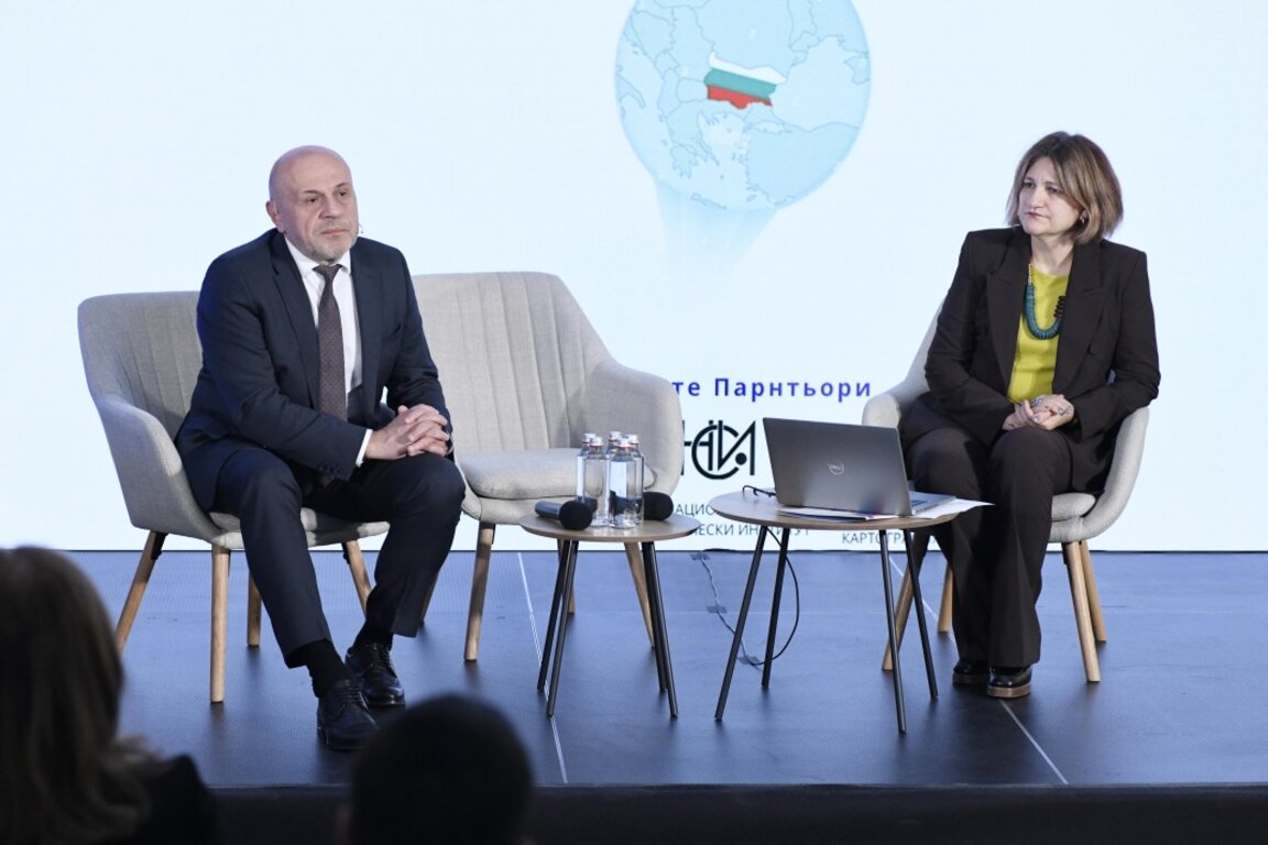 Томислав Дончев и директор Инвестиционного агентства Мила Ненова на презентации карты