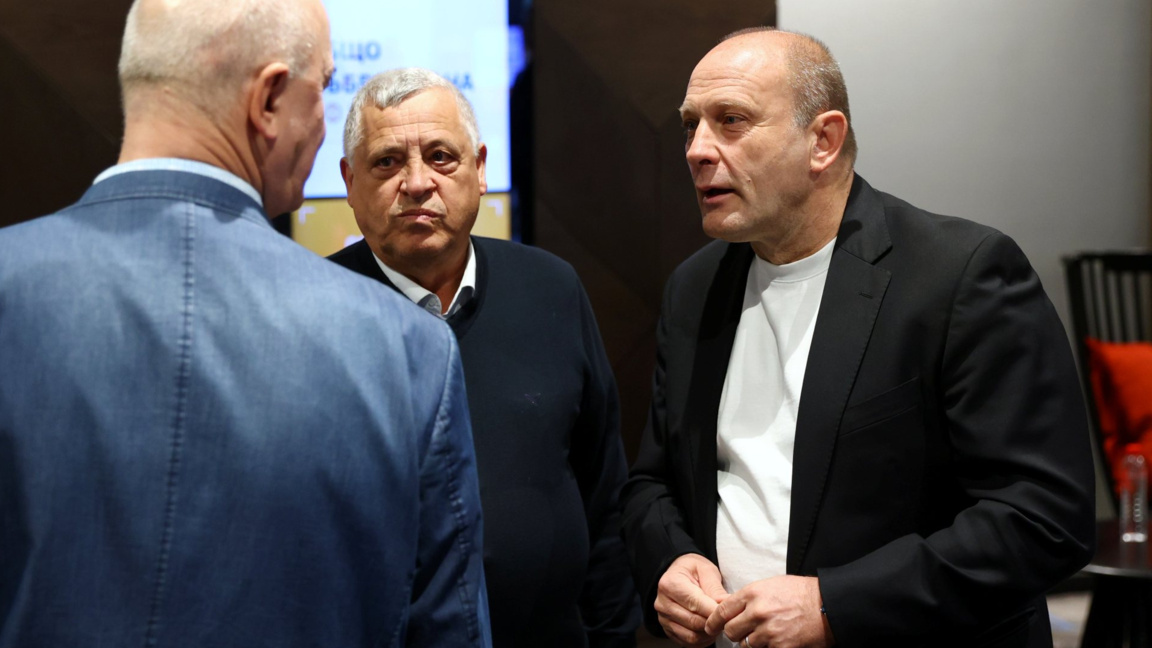 Константин Папазов (вдясно) спечели при балотажа.