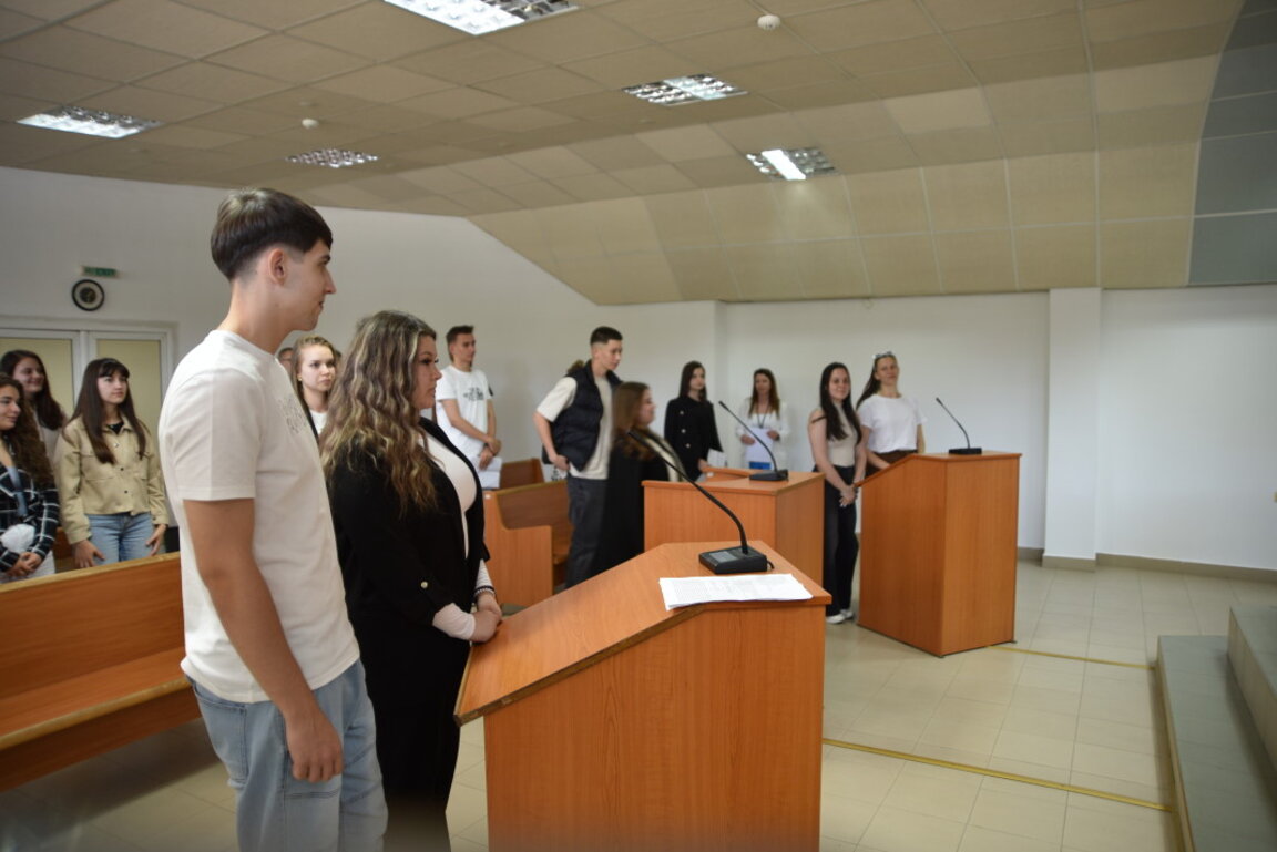 „Осъдиха“ внучка за тормоз над баба ѝ