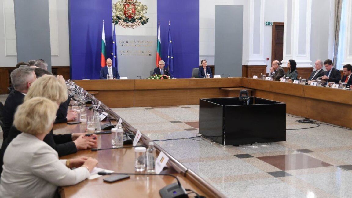 Kryeministri dhe zëvendëskryeministri i japin veçmas lamtumirën e fundit trupit diplomatik