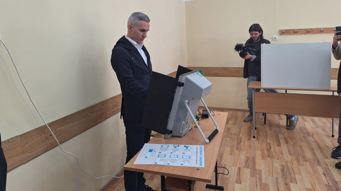 Премиерът Андрей Гюров упражни правото си на глас в секция в Благоевград
