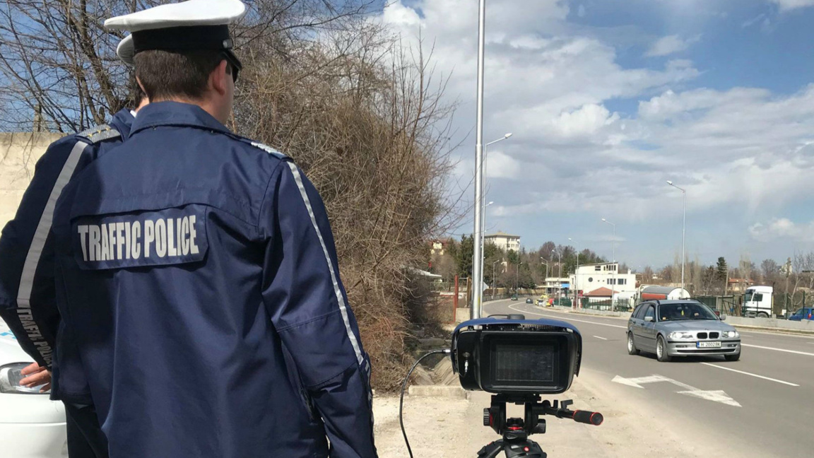 Ново техническо средство за контрол на скоростта пробва днес пътна полиция в Шумен.