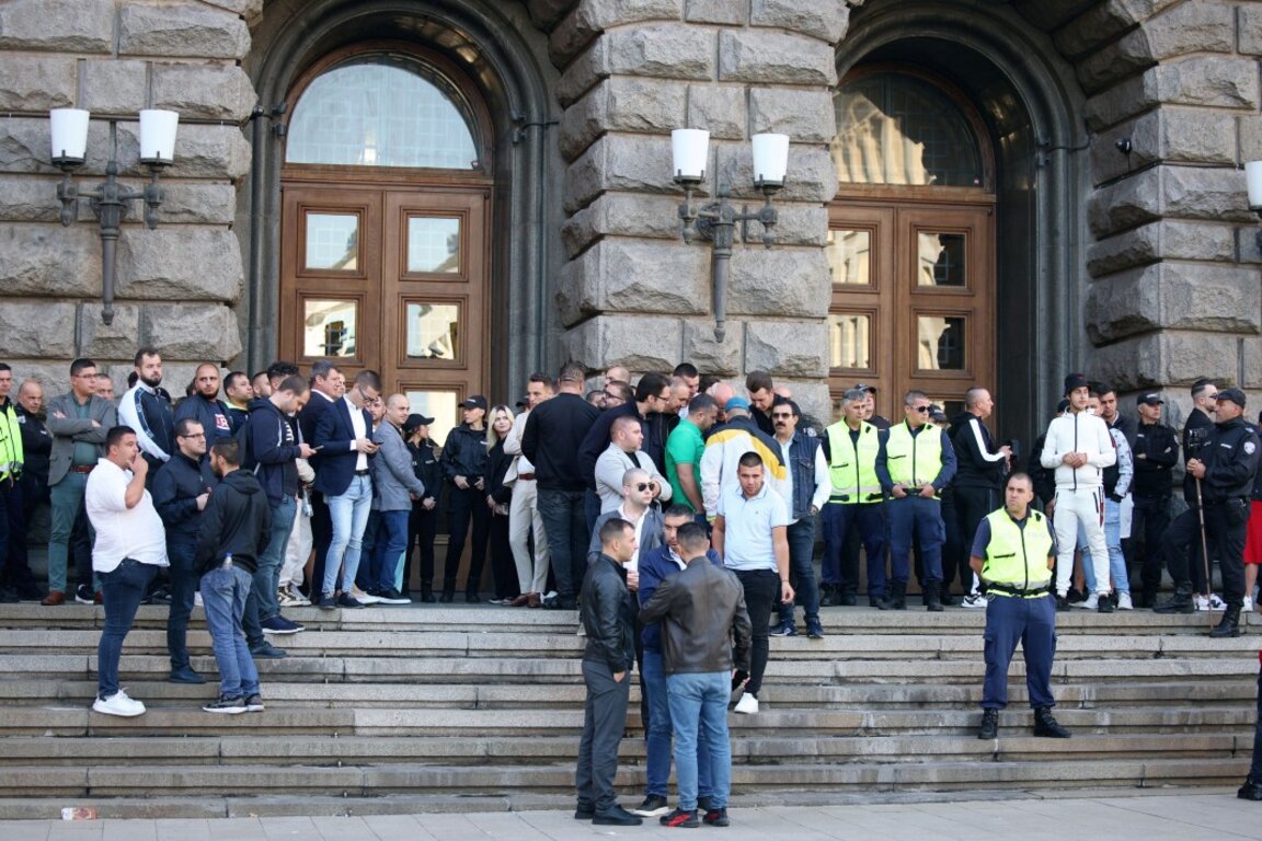ЦИК заседава на закрито заседание без председателката