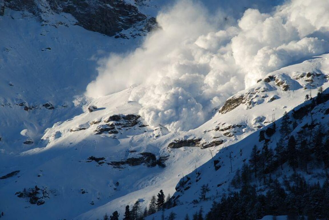 Avalanche buries 2 snowboarders and a skier in the Pirin, one is dead