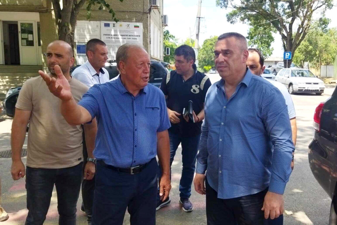 Министърът на земеделието и храните д-р Георги Тахов (вдясно) беше на посещение в Болярово, за да се запознае на място с пораженията от пожарите - 23 юли 2024 г.