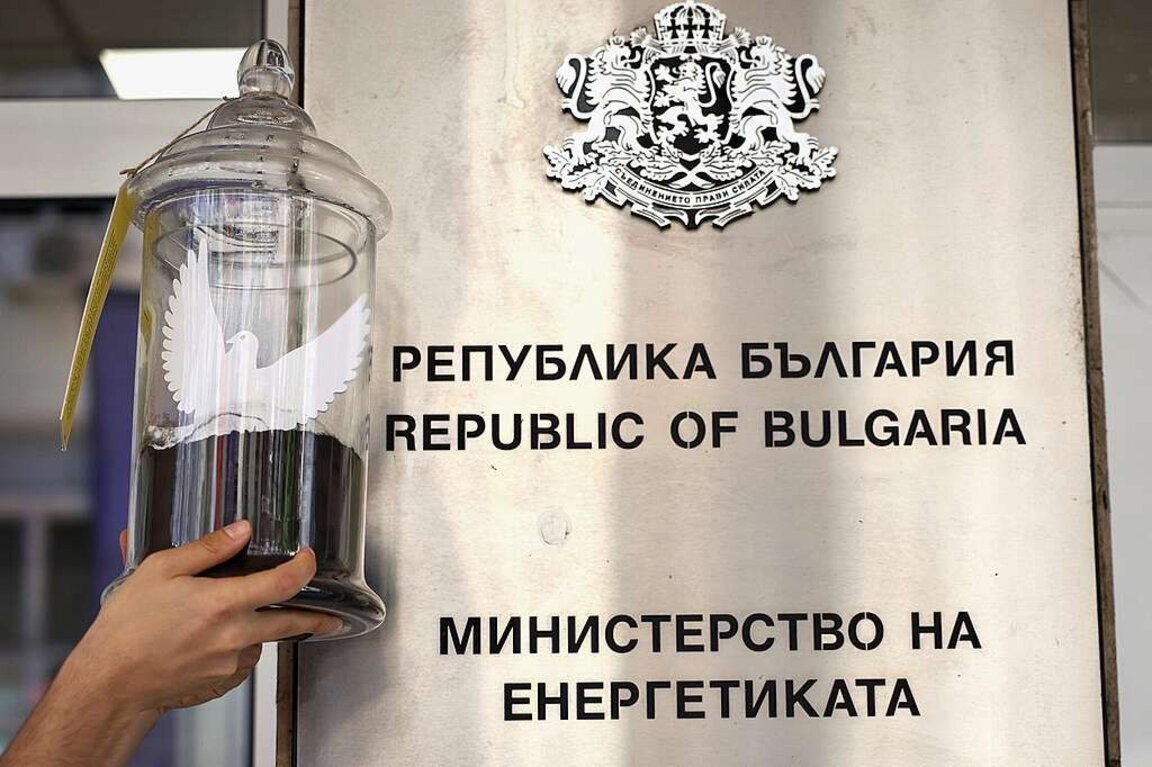 Екоактивисти  подариха стъкленица с въглищен прах на енергийния министър Жечо Станков